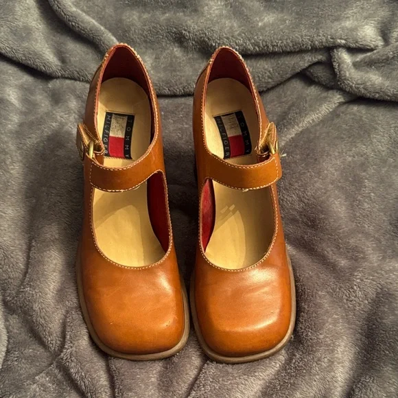 Tommy Hilfiger leather Mary Jane pumps. - Picture 2 of 7